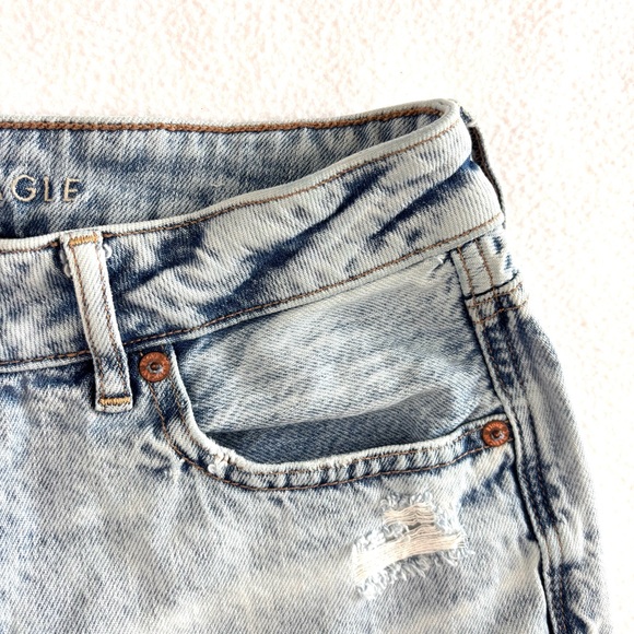 American Eagle Tomgirl Light Wash Hi-Rise Distress Raw Hem Denim Shorts (8) - Picture 5 of 15